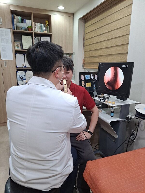 비내시경으로 코 안 상태를 확인하는 진료 장면